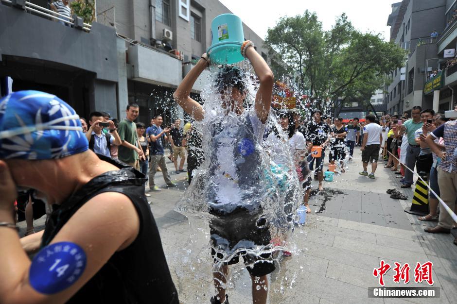 Beijing : cent personnes relèvent ensemble le défi de l'Ice bucket challenge