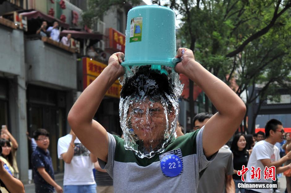 Beijing : cent personnes relèvent ensemble le défi de l'Ice bucket challenge