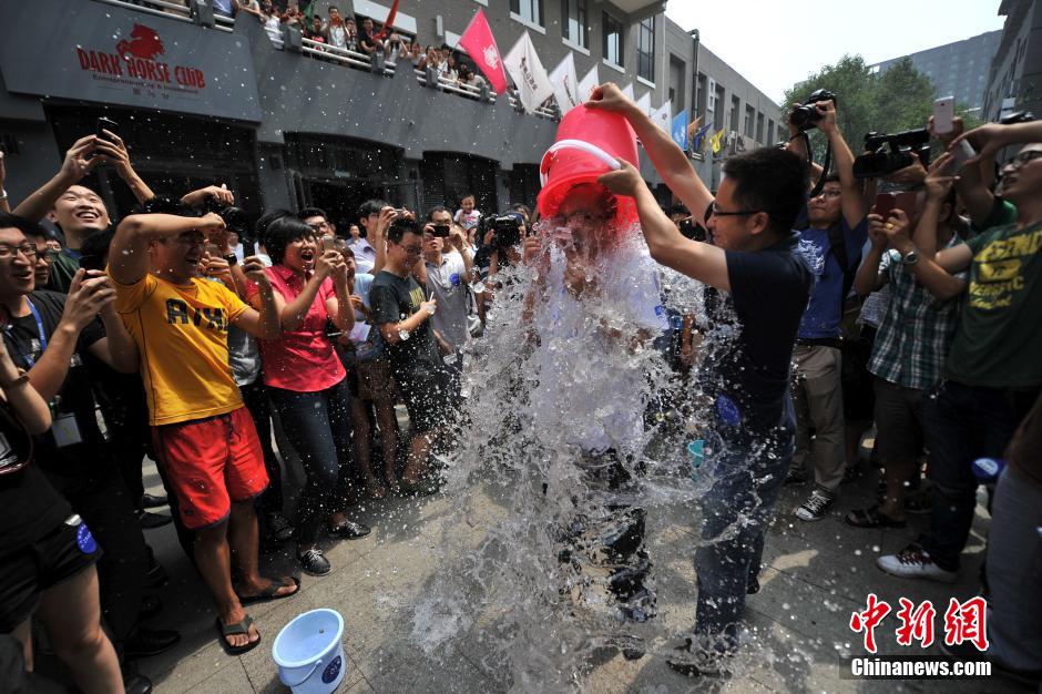 Beijing : cent personnes relèvent ensemble le défi de l'Ice bucket challenge
