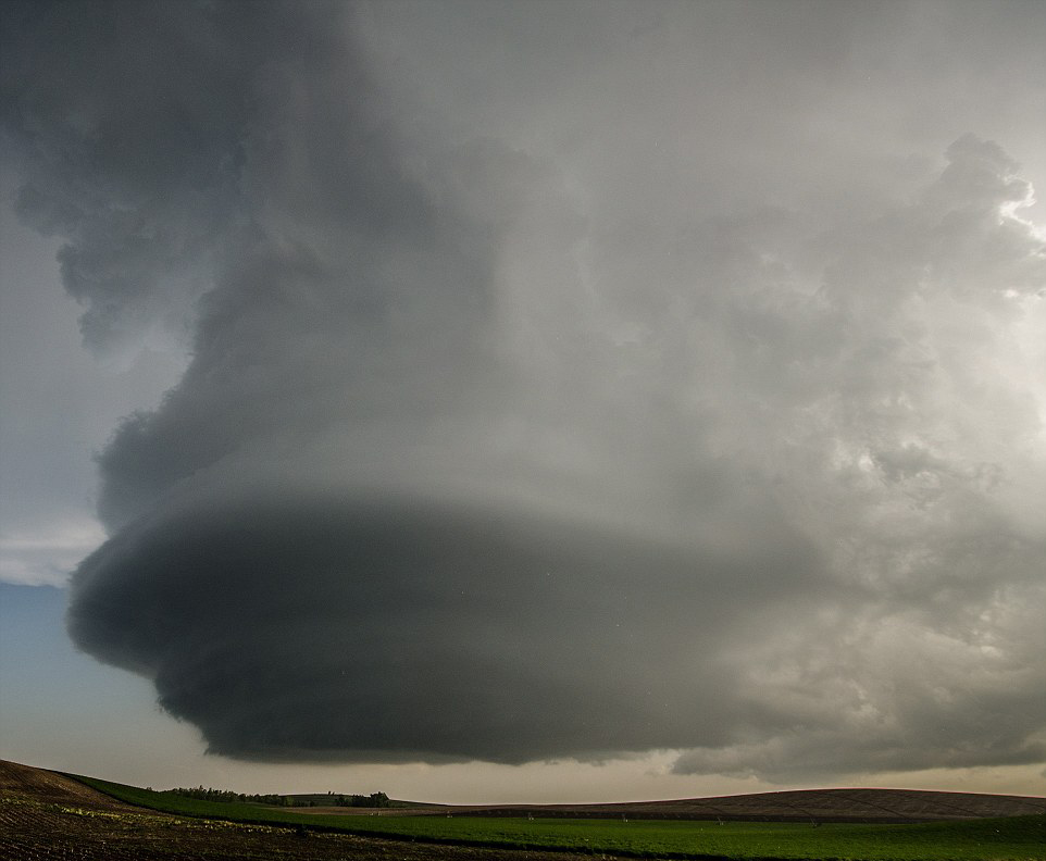 Un bien curieux nuage frappé par la foudre