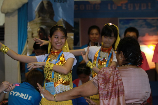 Lors des échanges, des volontaires, des athlètes, des représentants du CIO provenant de différents régions et pays du monde ont fait découvrir la civilisation de leurs propres pays, permettant aux gens de mieux se conna?tre. De plus en plus de jeunes athlètes se sont faits des amis.