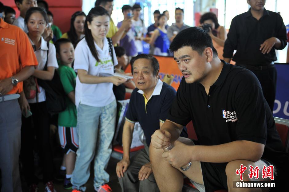 Yao Ming a pris part hier au ALS Ice Bucket Challenge
