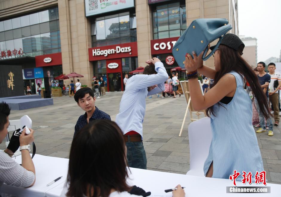 Une chinoise frappe son petit ami étranger à cause d'un faux sac de luxe 