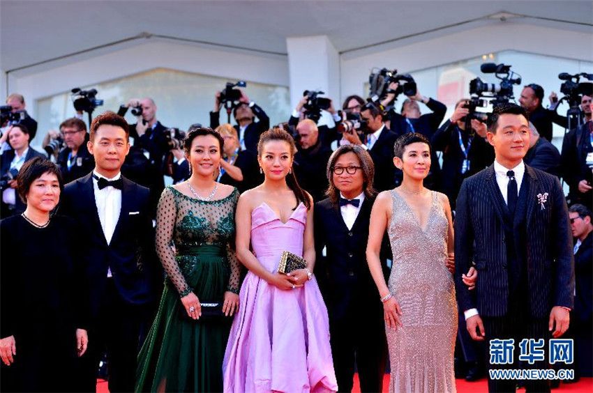 L’équipe du film ? Honey ?, du réalisateur Peter Chan (troisième à droite), avec en vedette Tong Dawei (à droite), Zhao Wei (centre), Zhang Yi (deuxième à gauche), Hao Lei (troisième à gauche) sur le tapis rouge de la Mostra, le 27 ao?t au Lido de Venise. Xu Nizhi pour Xinhua. 