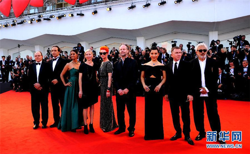 Le jury du festival sur le tapis rouge de la Mostra, le 27 ao?t au Lido de Venise. Xu Nizhi pour Xinhua.
