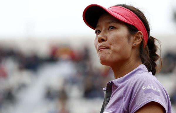 La chinoise Li Na après sa défaite contre la fran?aise Kristina Mladenovic au premier tour de l’Open de France de tennis au stade Roland Garros à Paris, le 27 mai 2014 [Photo / Xinhua] 