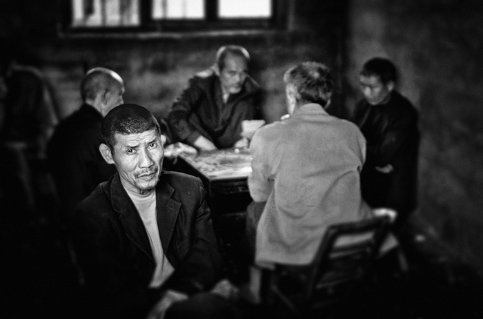 Les bistros étaient des lieux de rencontres et de réunion pour les villageois pendant leurs loisirs. Aujourd’hui, se sont les personnes agées, qui s’y retrouvent pour chasser la solitude.