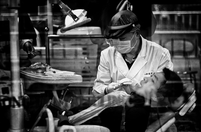 Un dentiste en consultation.