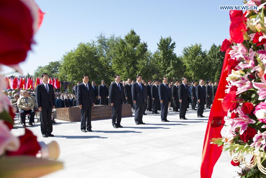Les dirigeants chinois assistent à une cérémonie marquant la victoire de la Guerre anti-japonaise