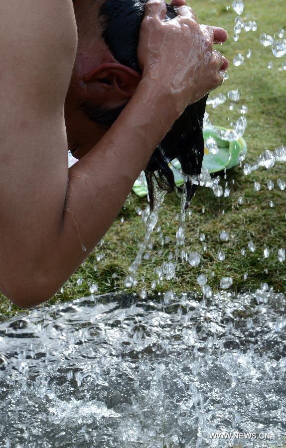 Les Tibétains s'amusent dans l'eau à l'occasion du Festival de la baignade 