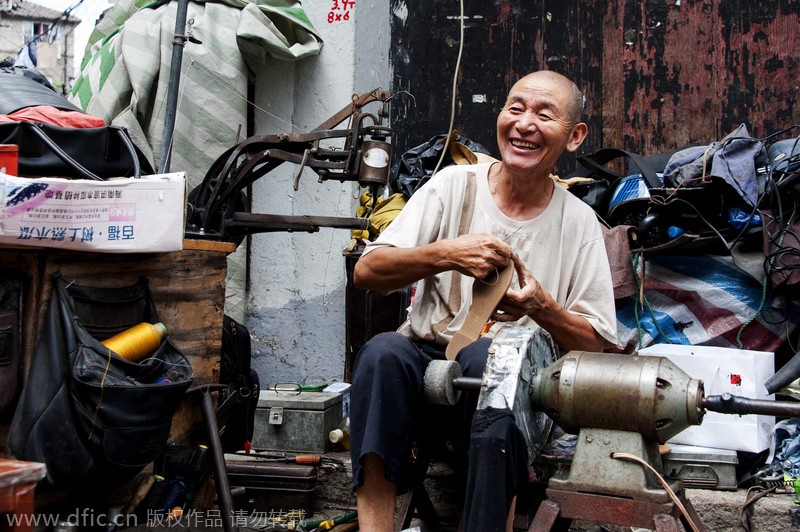 Un cordonnier de rue dans la vieille ville de Shanghai, le 14 septembre 2014.