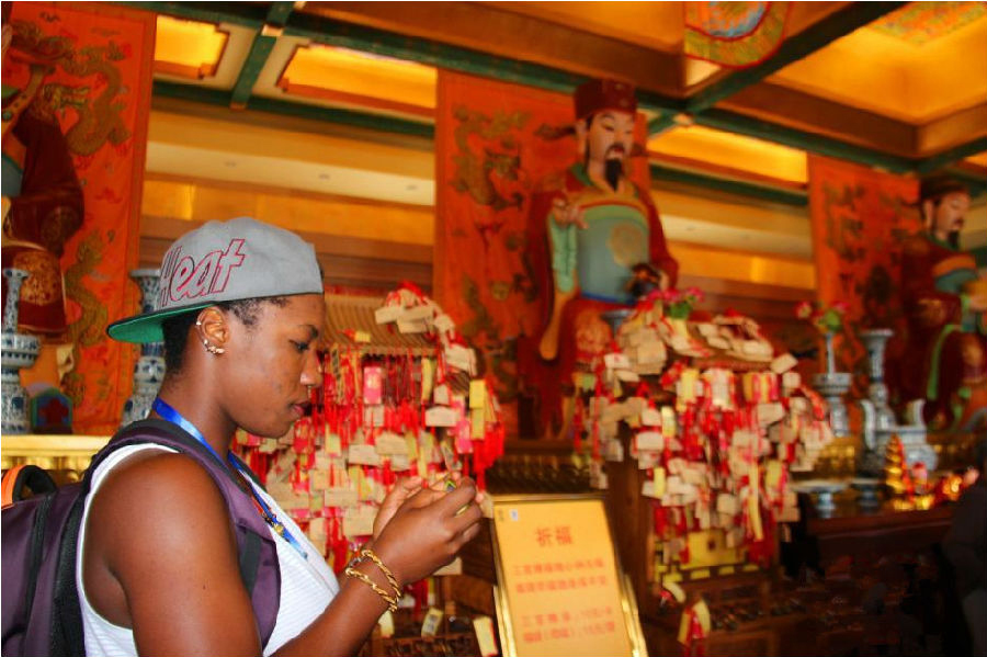 Les étrangers du Shaanxi vénèrent Laozi pour la Fête de la Mi-automne