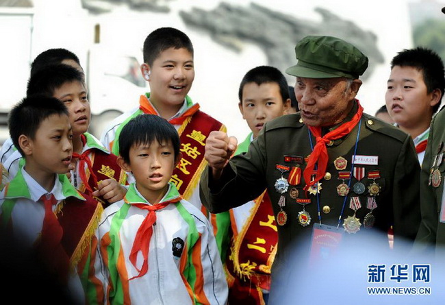 Le 16 septembre au Musée d’histoire du 18 septembre de Shenyang, Li Weibo (devant à droite), ancien combattant, encourage les étudiants à se souvenir de l'histoire et à revitaliser la Nation chinoise. 