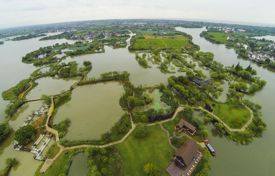 Ce cliché pris le jeudi 18 septembre montre une partie de la seconde phase du Parc écologiques des zones humides de Tuying à Changxing, la province du Zhengjiang (est de la Chine). Ouverte aux touristes depuis lundi, la nouvelle section se compose de cinq petites ?les connectées entre elles par des allées en pierre. Situé près du lac Taihu, le site couvre une superficie de 3,3 kilomètres carrés et doté notamment d'un vivier, d’une voie d’eau, de roseaux, d’un étang de lotus et d’une zone d’observation d’oiseaux. L’endroit idéal pour se promener et se familiariser avec l'agriculture écologique. [Photo/Xinhua]