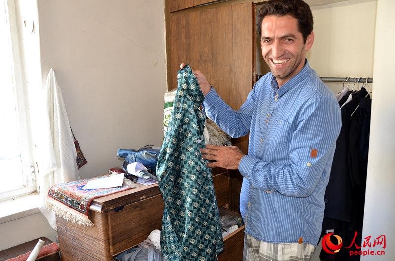 Celus trouve que les produits fabriqués en Chine sont d’un prix abordable, que leur qualité est également très bonne, aussi a-t-il acheté des chemises de fabrication chinoise.