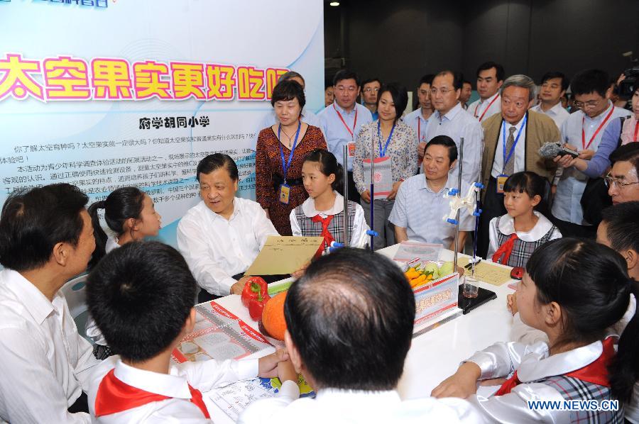 Un haut dirigeant chinois visite le Musée des sciences et technologies
