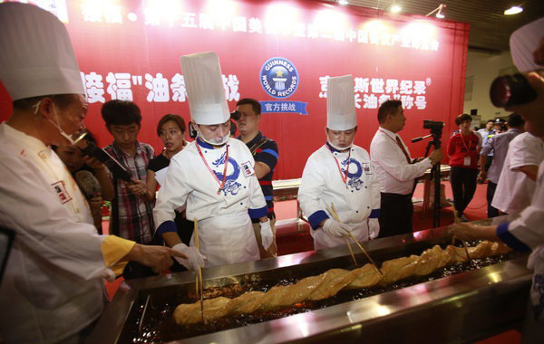 Le plus grand Youtiao du monde au Festival de la Cuisine Chinoise de Wuhan