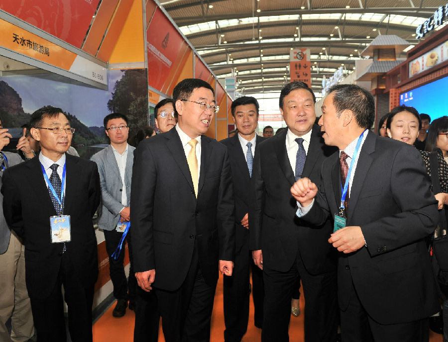 Visite de Lou Qinjian et d'autres dirigeants au Salon du tourisme de Xi'an