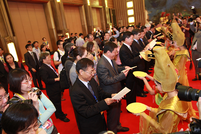 Cérémonie de départ du train rapide " Messager de la Route de la Soie " de la ligne New Orient Express