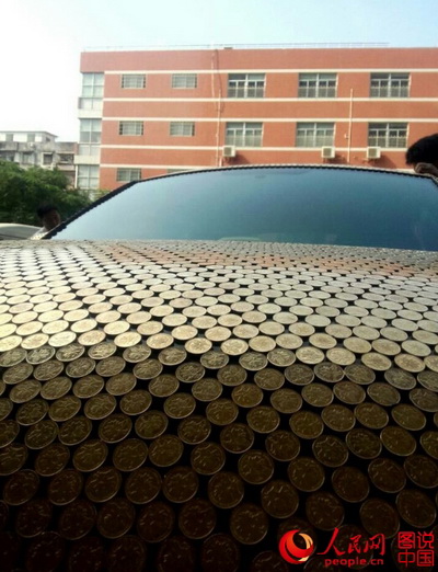 Une Volkswagen entièrement recouverte de pièces de monnaie