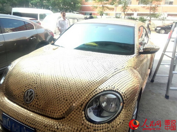 Une Volkswagen entièrement recouverte de pièces de monnaie