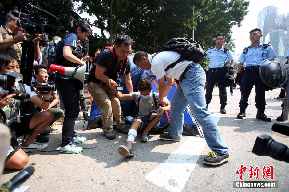 La police de Hong Kong commence à enlever les barricades 