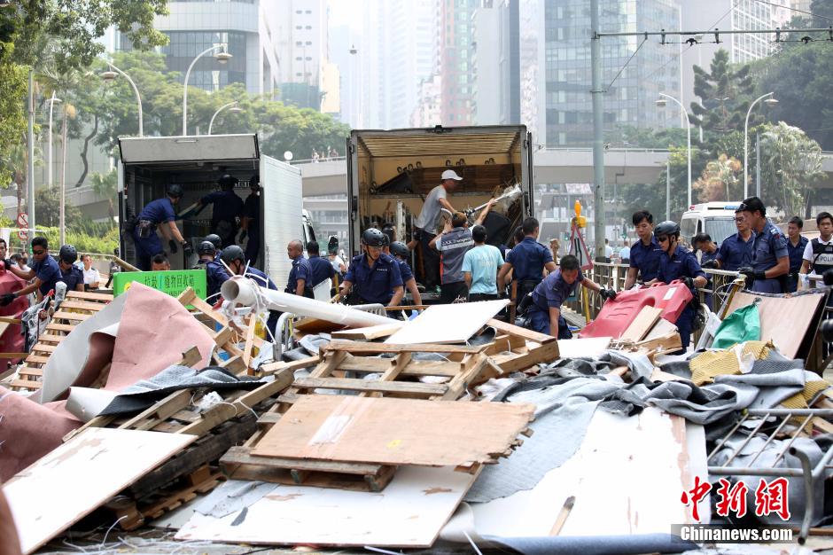 La police de Hong Kong commence à enlever les barricades 