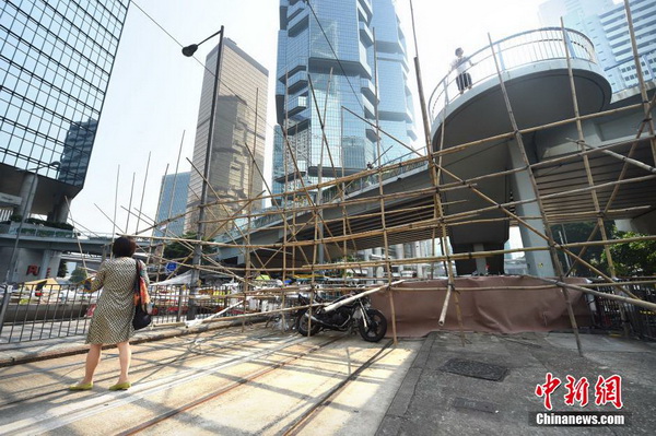 La police de Hong Kong commence à enlever les barricades 