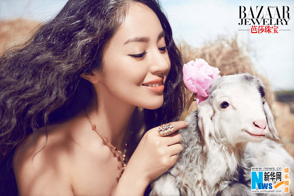 L'actrice chinoise Dong Xuan pose pour un magazine 