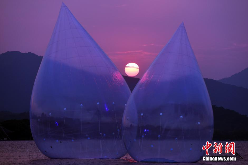 Des gouttes d'eau sur le Lac de l'Ouest