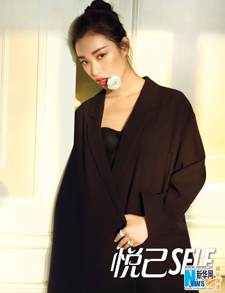 L'actrice chinoise Ni Ni pose pour un magazine