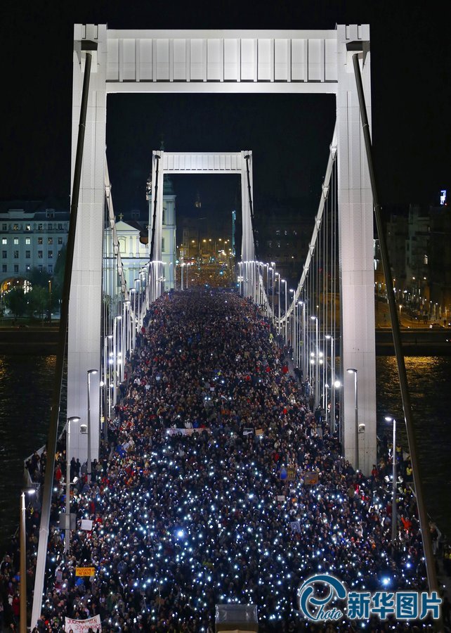 Près de 100 000 Hongrois manifestent contre la taxe sur Internet