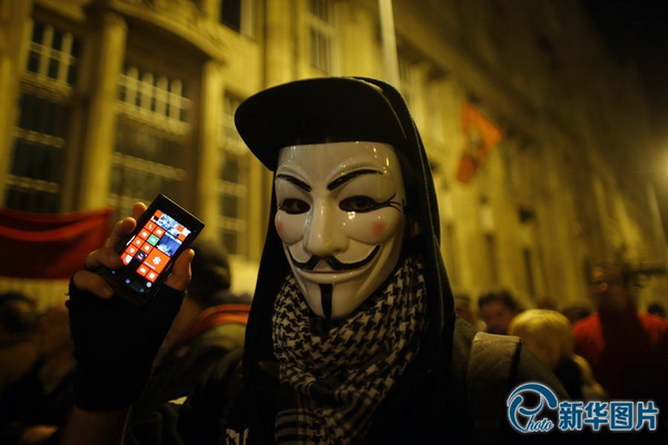 Près de 100 000 Hongrois manifestent contre la taxe sur Internet