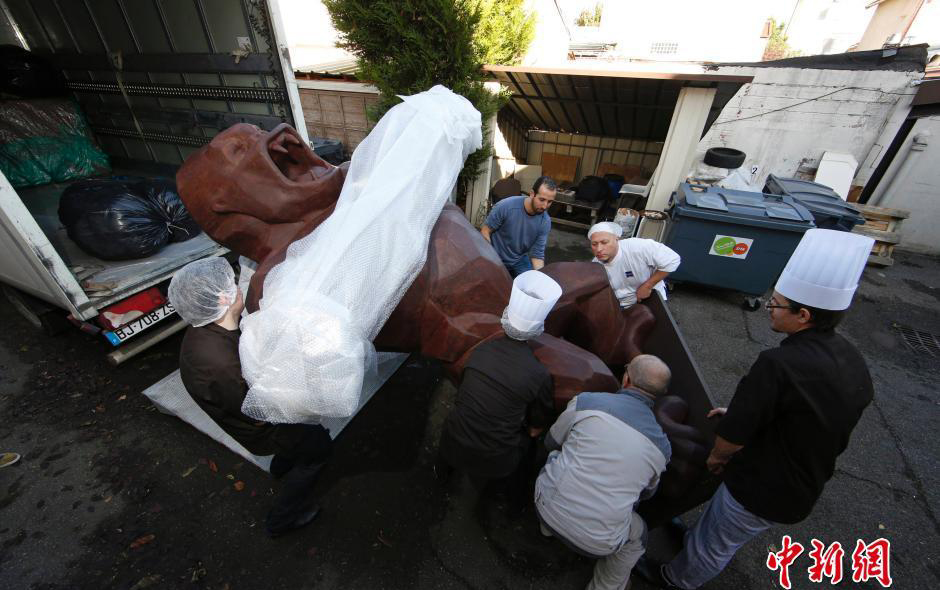Un King-Kong en chocolat de 4 mètres de haut réalisée par le chocolatier fran?ais Jean-Paul Hévin est exposé actuellement au Salon du Chocolat à Paris.
