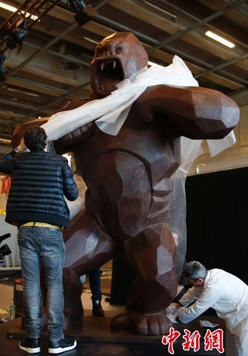 Un King-Kong en chocolat de 4 mètres de haut réalisée par le chocolatier fran?ais Jean-Paul Hévin est exposé actuellement au Salon du Chocolat à Paris.