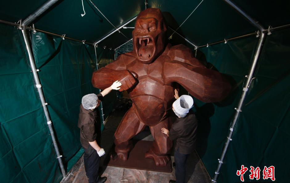 Un King-Kong en chocolat de 4 mètres de haut réalisée par le chocolatier fran?ais Jean-Paul Hévin est exposé actuellement au Salon du Chocolat à Paris.