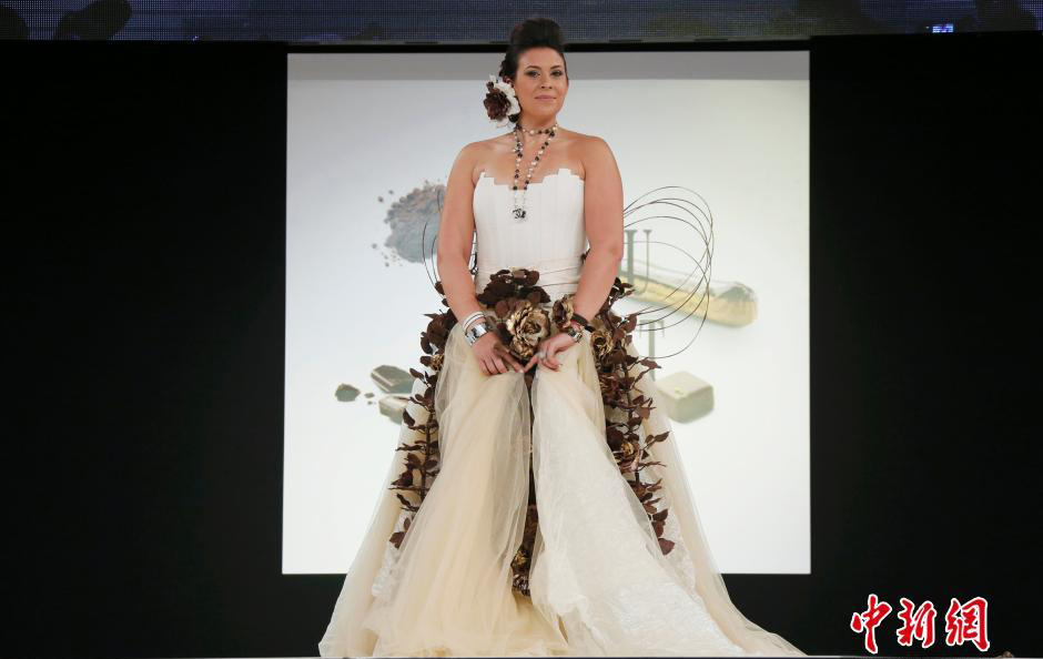 Un mannequin porte une robe en chocolat