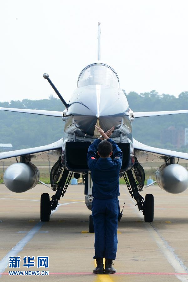 Un des chasseurs J-10 de la patrouille acrobatique ? 1er Ao?t ? lors de son arrivée à Zhuhai.