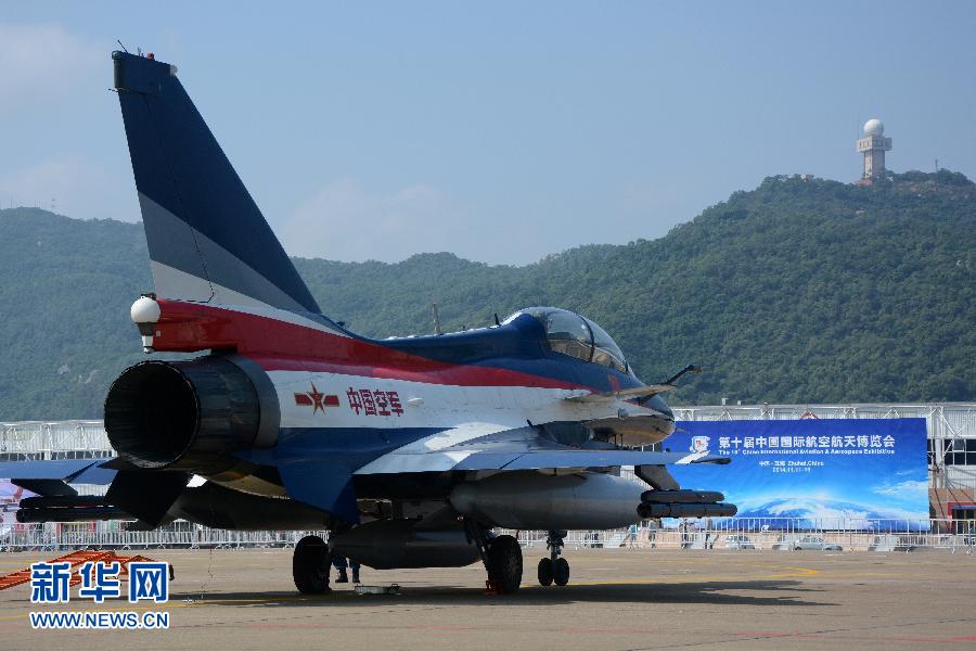 Un des chasseurs J-10 de la patrouille acrobatique ? 1er Ao?t ? stationné sur le tarmac après son arrivée à Zhuhai.