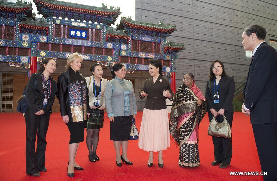 Peng Liyuan organise une visite au musée pour les épouses de dirigeants étrangers