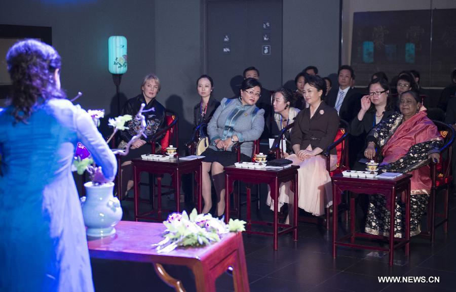 Peng Liyuan organise une visite au musée pour les épouses de dirigeants étrangers