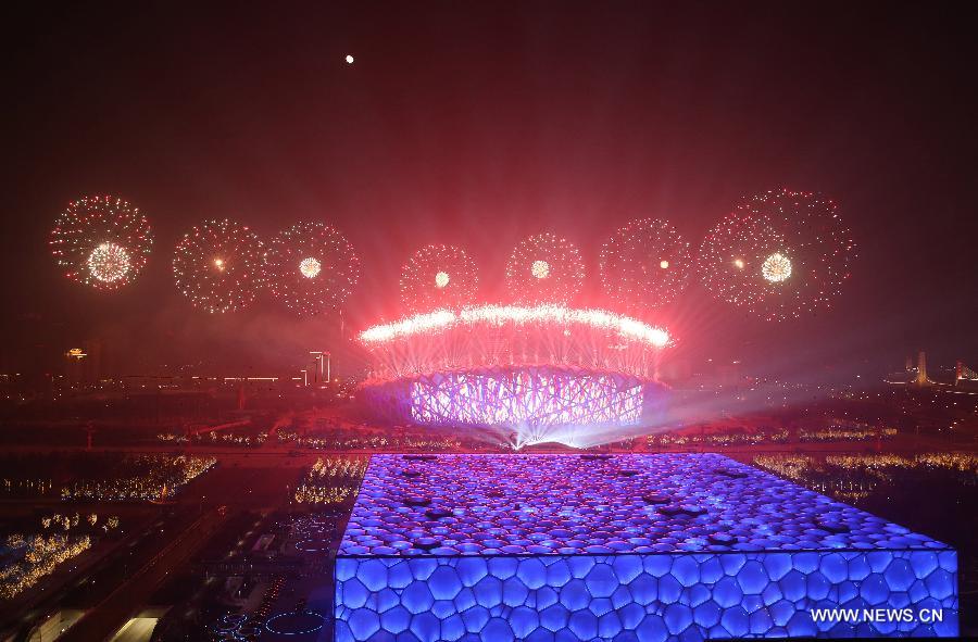 Dans le cadre de la 22e réunion des principaux dirigeants de la Coopération économique de l'Asie-Pacifique (APEC) ayant lieu à Beijing du 10 à 11 novembre, un grand spectacle de feux d'artifice a été dans le parc olympique de la capitale chinoise, capitale de la Chine, le 10 novembre 2014.
