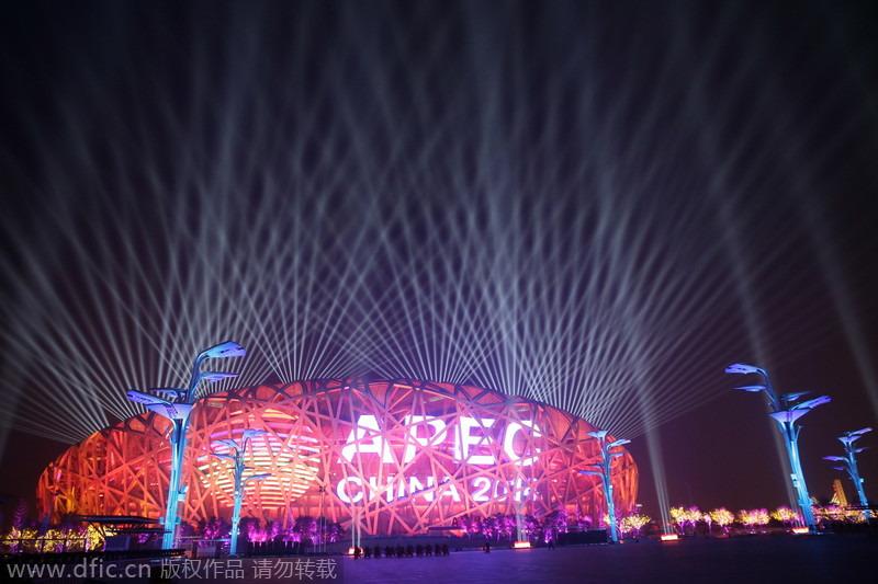 Dans le cadre de la 22e réunion des principaux dirigeants de la Coopération économique de l'Asie-Pacifique (APEC) ayant lieu à Beijing du 10 à 11 novembre, un grand spectacle de feux d'artifice a été dans le parc olympique de la capitale chinoise, capitale de la Chine, le 10 novembre 2014.