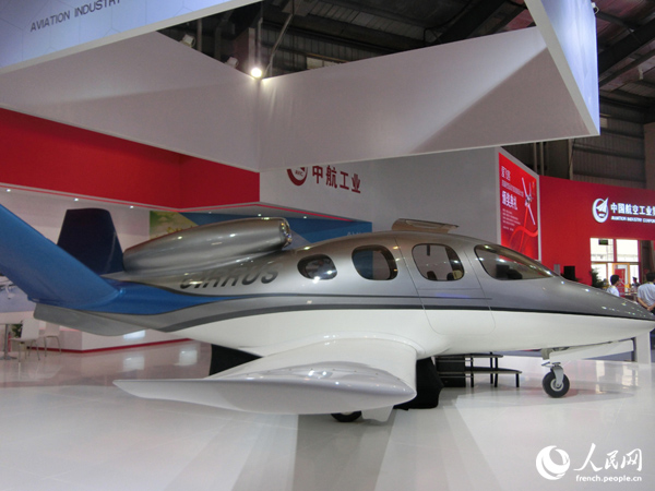 L’avion de chasse CIRRUS