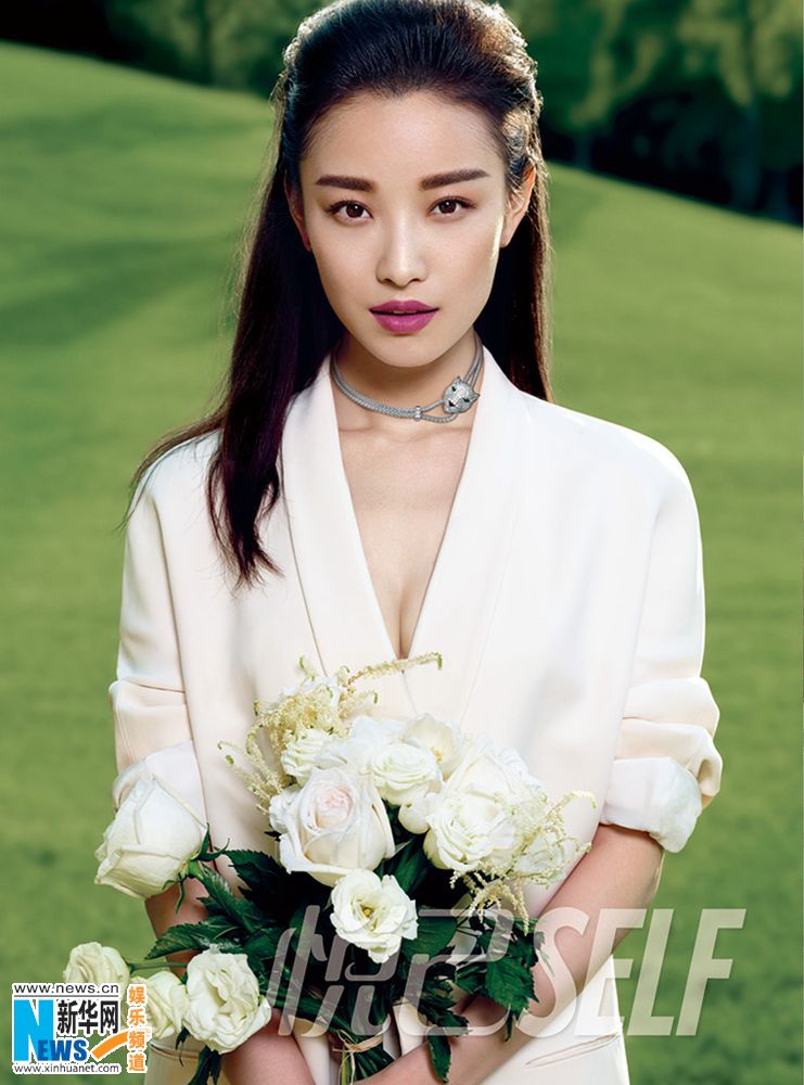 L'actrice chinoise Ni Ni pose pour un magazine
