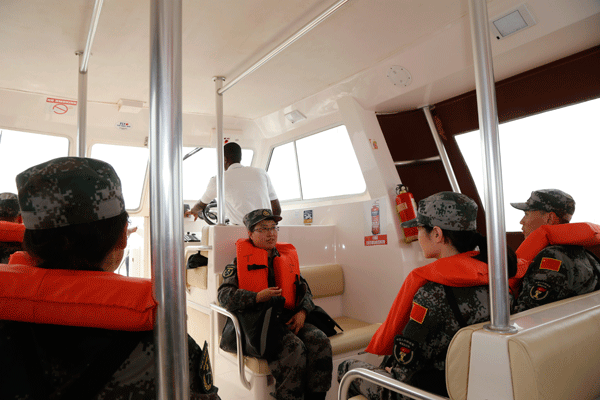 Samedi, le personnel chinois prend un bus pour se rendre à Freetown, la  capitale du Sierra Leone.
