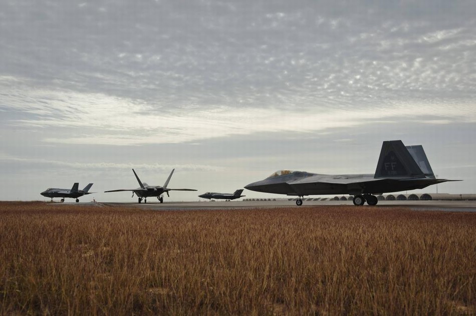 Exercice conjoint de chasseurs F-22 et de F-35 de l’US Air Force
