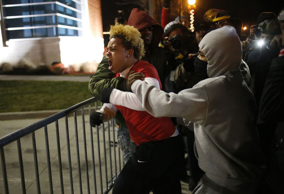 Ferguson s’embrase après la décision du grand jury
