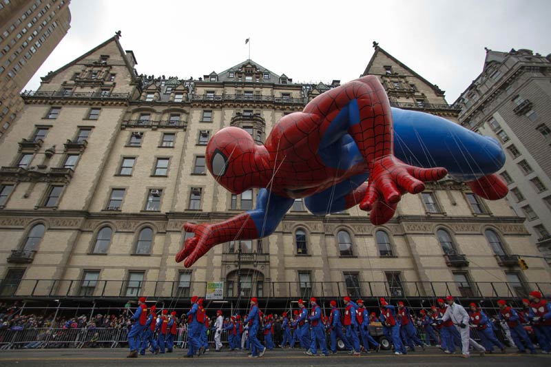 Spiderman et Snoopy paradent pour la Thanksgiving