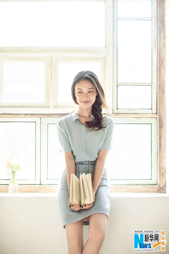 L'actrice chinoise Ni Ni pose pour un magazine